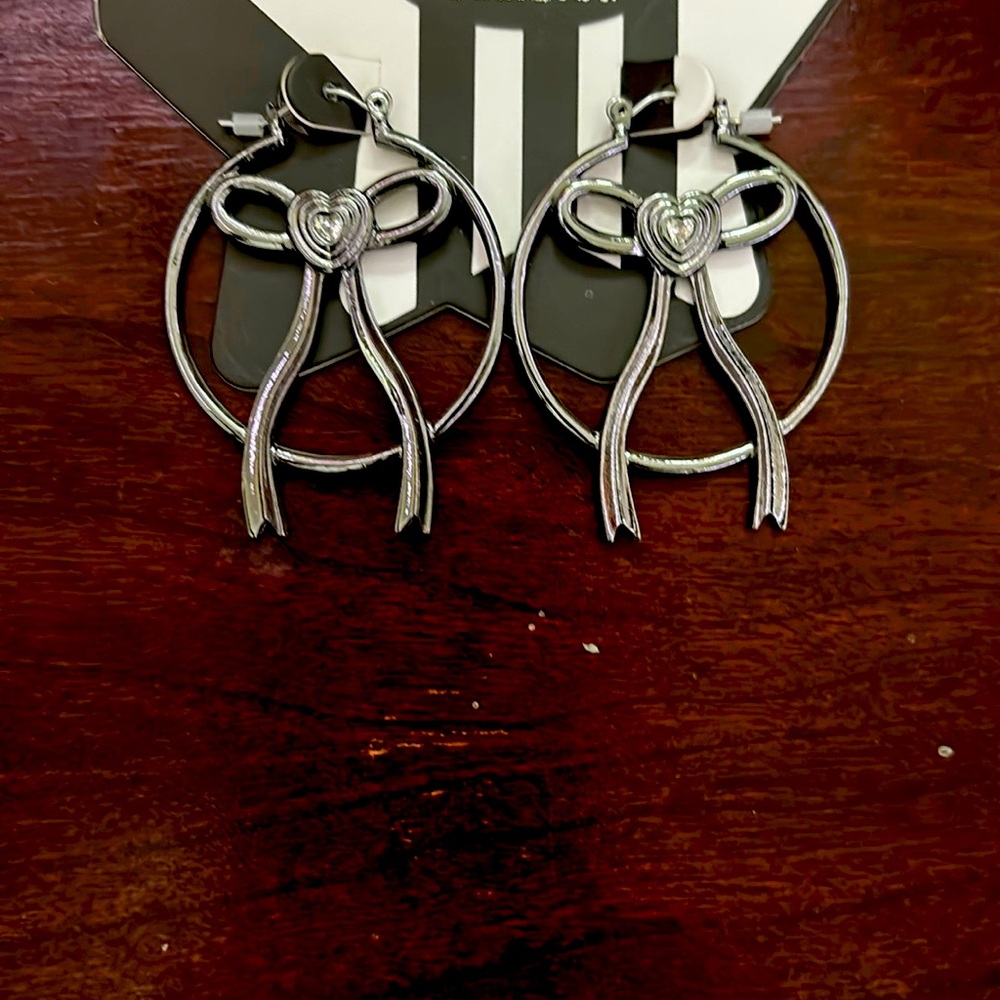 Dark plated bow hoops